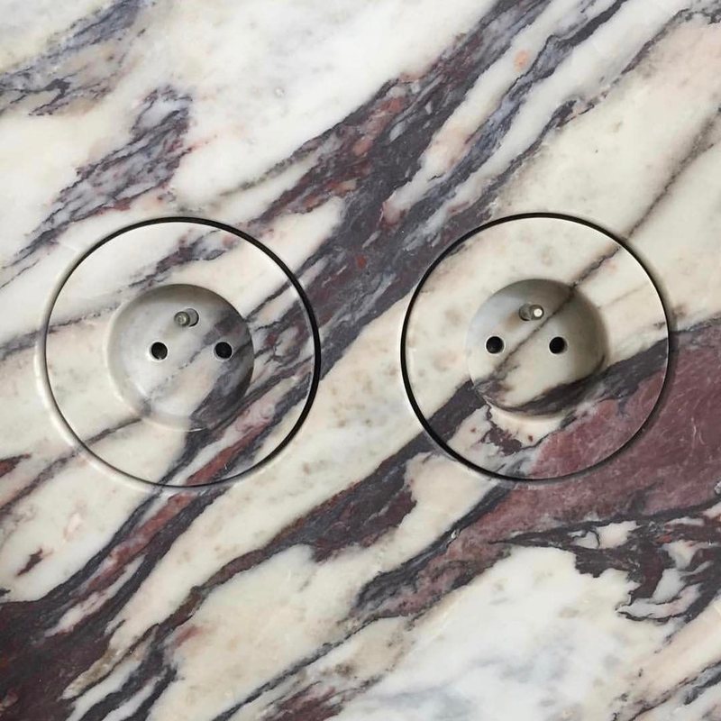 Detail mit Bohrungen im Naturstein